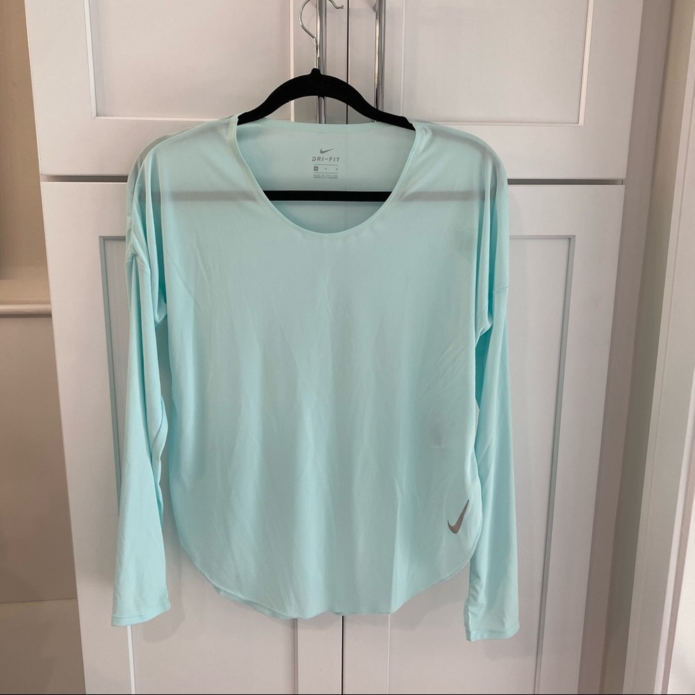 NWOT, never worn, Nike Dri Fit Long Sleeve 💙